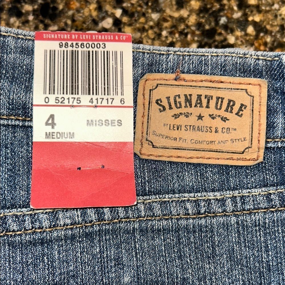 NEW Levi’s Signature Classic Mid Rise Bootcut Jeans - Picture 2 of 7